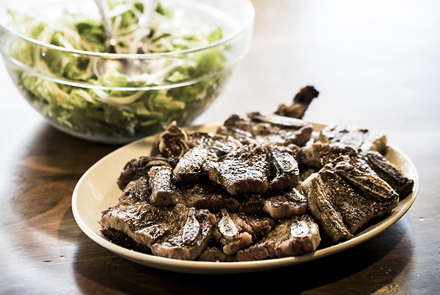 Costillas de cerdo y ensalada